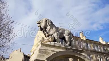 石狮雕塑，西班牙首都马德里市最古老的街道.. 库存。 一座狮子雕像的中间